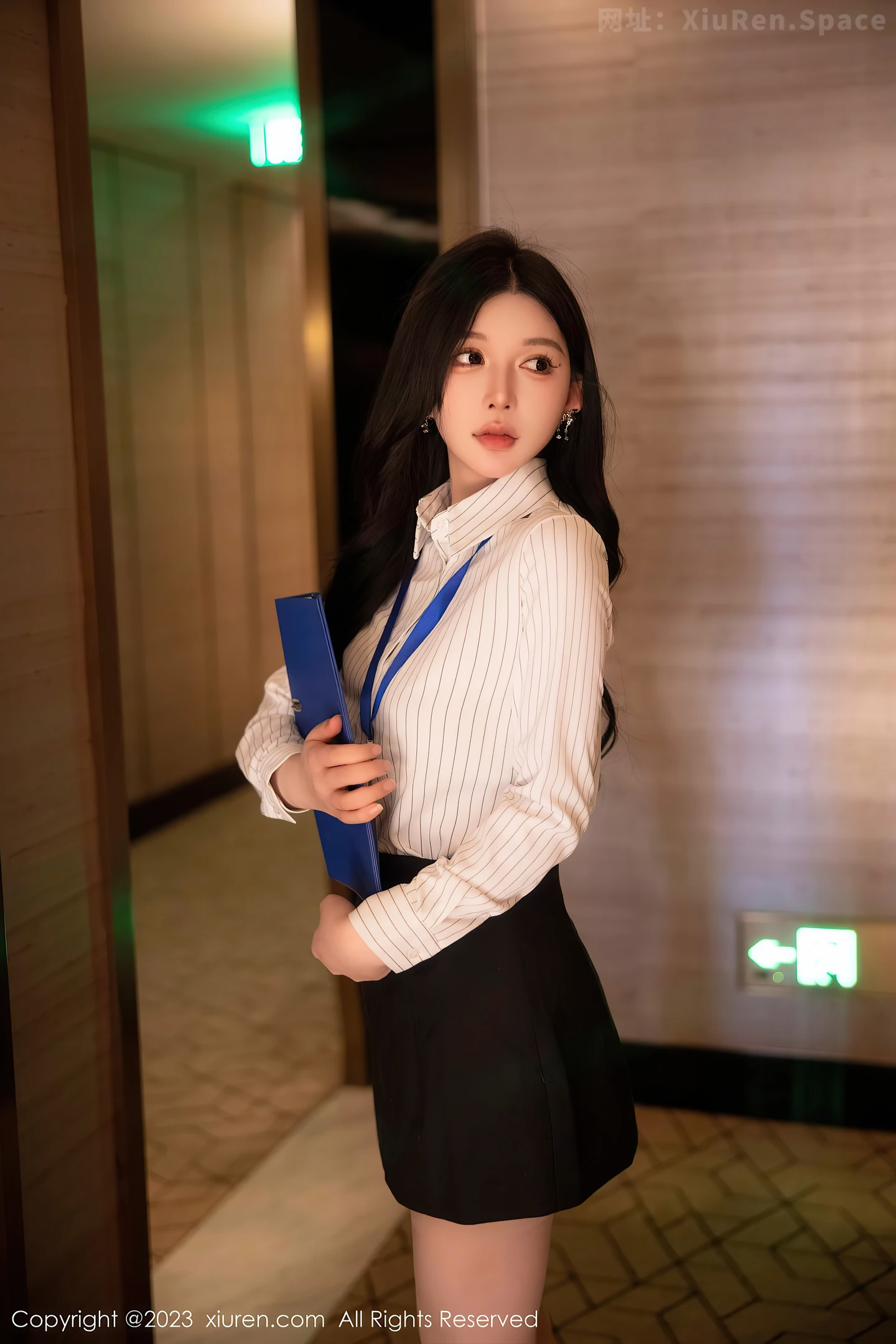 图片[4]-[XiuRen秀人网]2023.02.08 VOL.6236 林星阑 橙色单肩礼服裙与白色蕾丝内衣加肉丝美腿性感私房写真集-秀人网官方网站